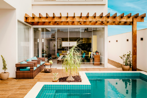 Pérgola de madera en la zona de descanso para disfrutar en familia, rodeando la piscina. Ambiente de chillout para relajarse y dar sombra mientras se descansa después de un chapuzón. Elemento arquitectónico que abraza el entorno y añade calidez al espacio al aire libre.