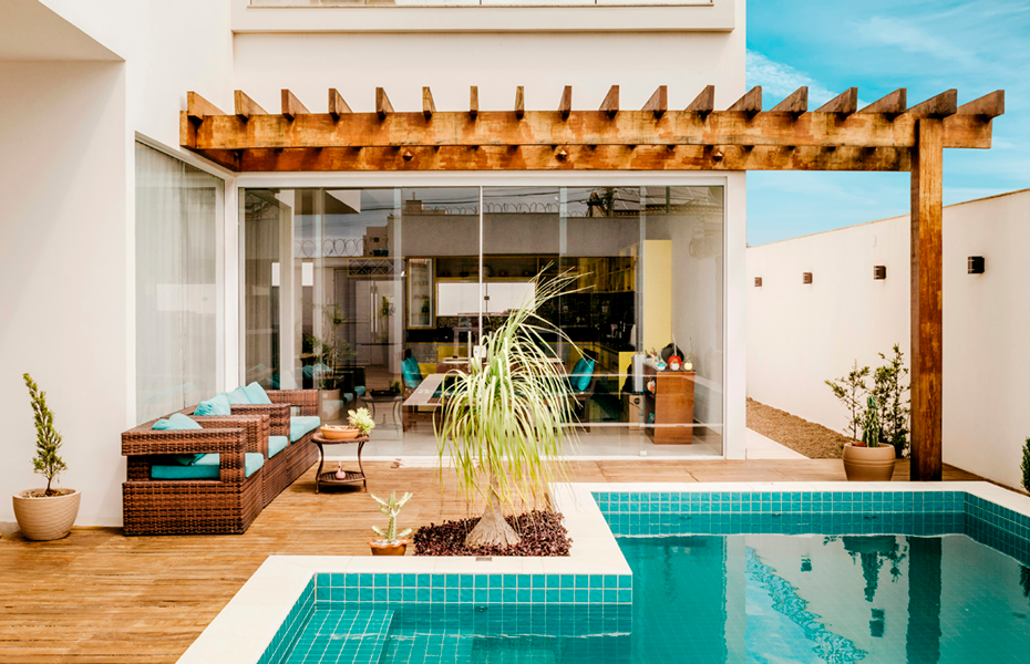 Pérgola de madera en la zona de descanso para disfrutar en familia, rodeando la piscina. Ambiente de chillout para relajarse y dar sombra mientras se descansa después de un chapuzón. Elemento arquitectónico que abraza el entorno y añade calidez al espacio al aire libre.