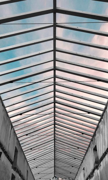 Estructura de madera en un módulo de nave industrial, mostrando las correas, durmientes y tirantes sin cerrar la cubierta. Ejemplo de construcción en madera para espacios industriales. Proyecto en curso que destaca la robustez y versatilidad de la madera en la arquitectura industrial.