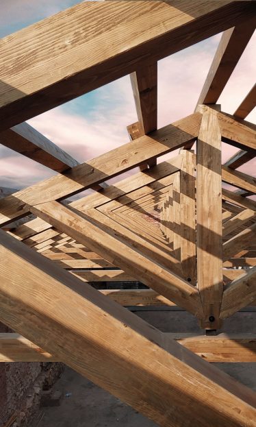 Visualización de la estructura de madera triangular de un pórtico de madera. Diseño elegante y funcional que resalta la belleza y la resistencia de la madera en la arquitectura. La estructura triangular ofrece soporte sólido y un aspecto estético atractivo para el espacio exterior.