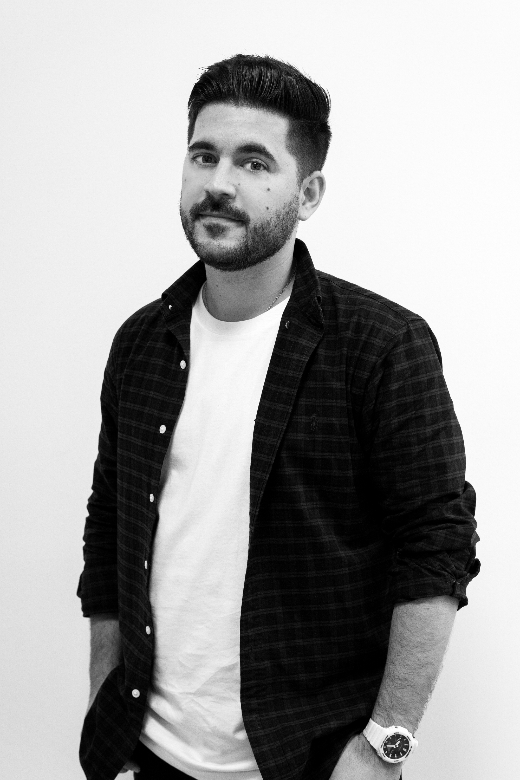 Fotografía de Sito Martinez, arquitecto y diseñador. Experto en crear espacios funcionales y estéticamente atractivos. Con experiencia en el diseño arquitectónico que combina la creatividad y la innovación para ofrecer soluciones únicas y de calidad.